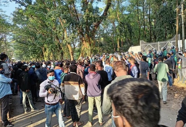 ফুল হাতে ভিসির বাসভবনের সামনে শিক্ষার্থীরা-সতর্ক অবস্থানে পুলিশ