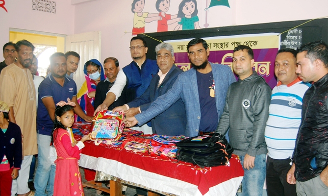 নয়াসড়ক ক্রীড়া সংস্থার শিক্ষার্থীদের মাঝে স্কুল ব্যাগ বিতরণ