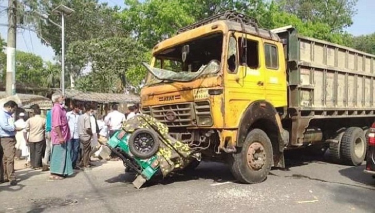ট্রাকচাপায় সড়কে ঝরল ৫ তাজা প্রাণ