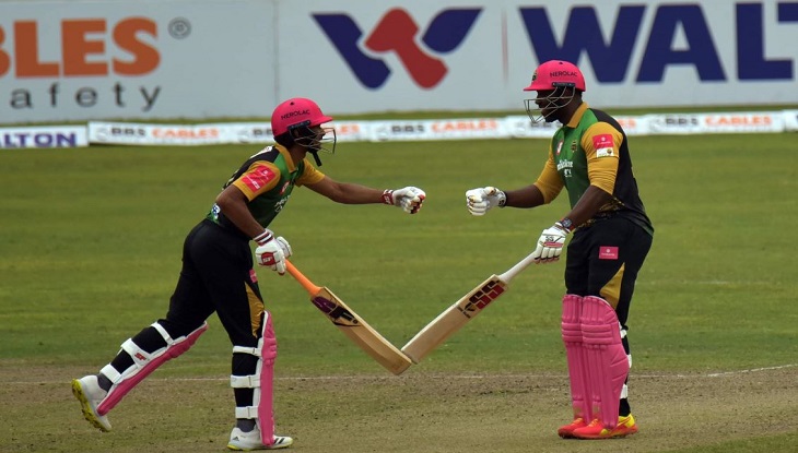 কুমিল্লার বিপক্ষে টস হেরে ব্যাটিংয়ে ঢাকা