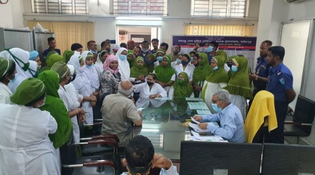 করোনা প্রণোদনার দাবিতে বঙ্গবন্ধু মেডিক্যাল হাসপাতালের পরিচালককে অবরুদ্ধ করলেন নার্সরা
