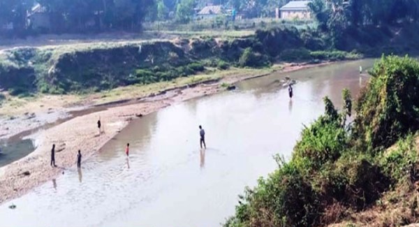 ধলাই নদীতে বিষ, পানিতে ভেসে উঠছে মাছ