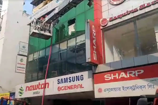 সিলেট নগরীর চৌহাট্টায় ৫ তলা ভবনে আগুন