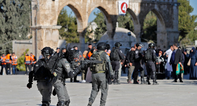 আল-আকসা মসজিদে ইসরাইলি পুলিশের ব্যাপক হামলা, দেড় শতাধিক ফিলিস্তিনি আহত
