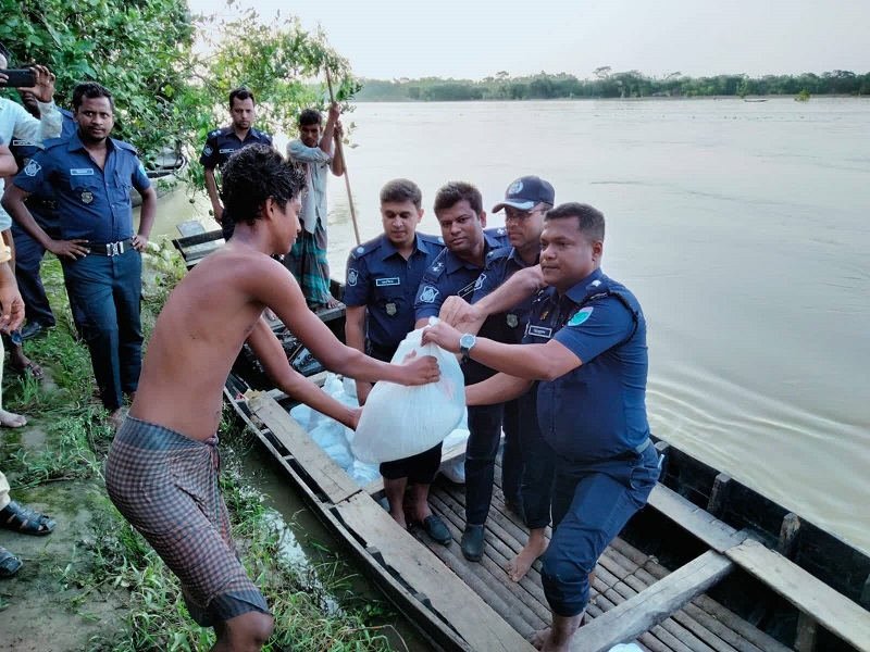 বন্যার্তদের পাশে বিয়ানীবাজার থানা পুলিশ