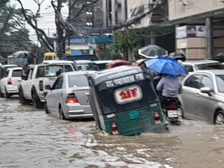 সুরমা’র পানিতে ভাসছে সিলেট, বন্যার্ত মানুষের চরম দুর্ভোগ