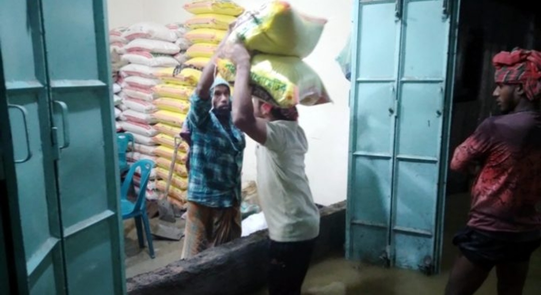 কালিঘাটে দোকান ও গুদামে পানি, ক্ষয়ক্ষতি কয়েক কোটি টাকা