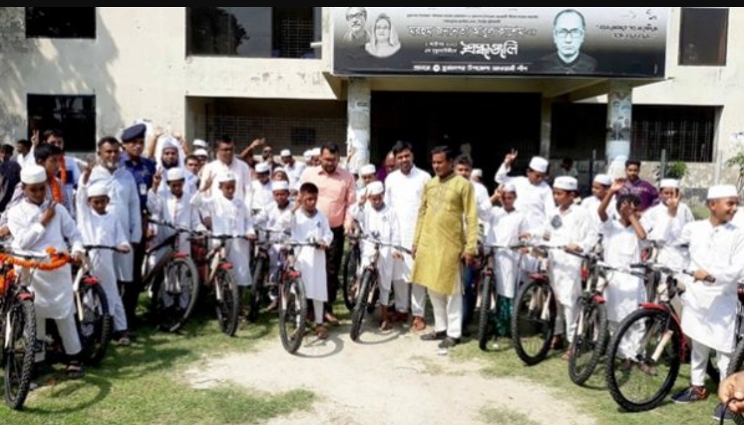 ৪০ দিন জামাতে নামাজ পড়ে বাইসাইকেল পেল ৫৭ কিশোর