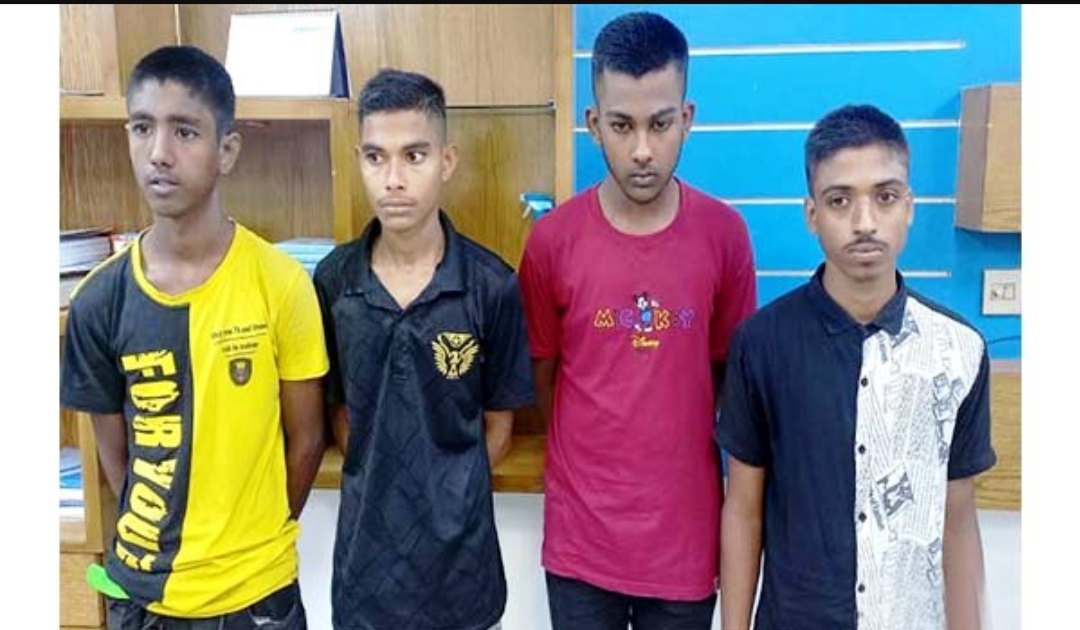 ৪ বখাটে কিশোরের চুলের স্টাইল পাল্টে দিলো পুলিশ