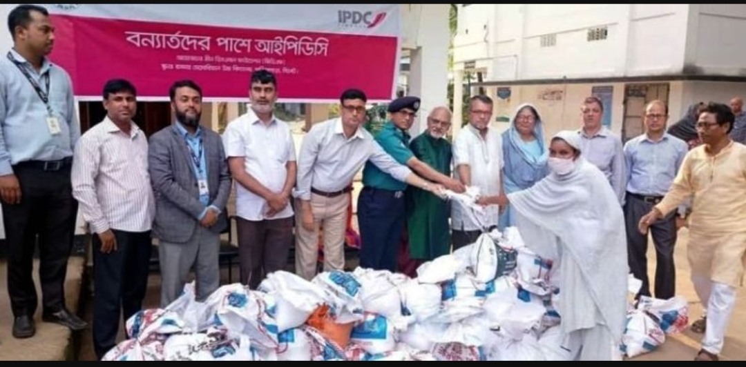 বন্যার্তদের মাঝে আইপিডিসি ফাইন্যান্স সিলেট’র ত্রাণ বিতরণ