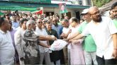 বিএনপি নেতৃবৃন্দের কাছে বন্যার্তদের জন্য খাদ্যসামগ্রী দিলেন মেয়র আরিফ