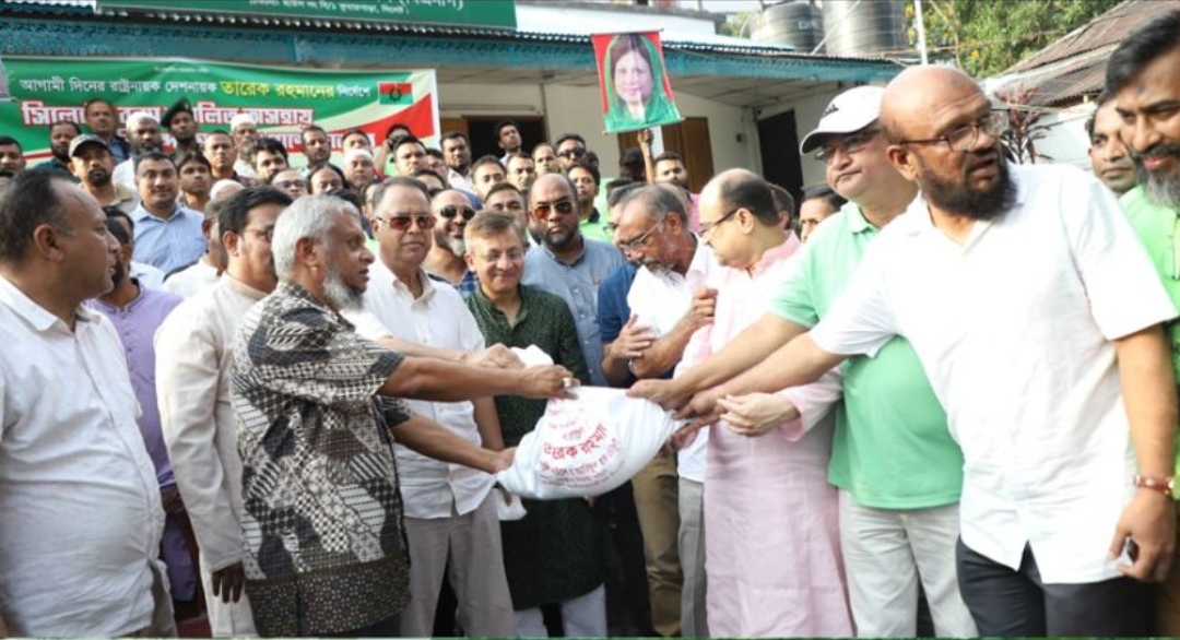 বিএনপি নেতৃবৃন্দের কাছে বন্যার্তদের জন্য খাদ্যসামগ্রী দিলেন মেয়র আরিফ