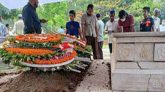 স্ত্রীর পাশে চিরনিদ্রায় শায়িত গাফ্ফার চৌধুরী