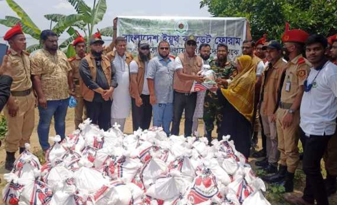 বন্যার্তদের মধ্যে ‘বাংলাদেশ ইয়ুথ ক্যাডেট ফোরাম’র ত্রাণ বিতরণ
