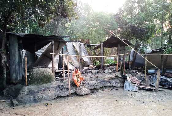 বিয়ানীবাজারে ভোররাতে বসতঘর আগুনে পুড়ে ছাই