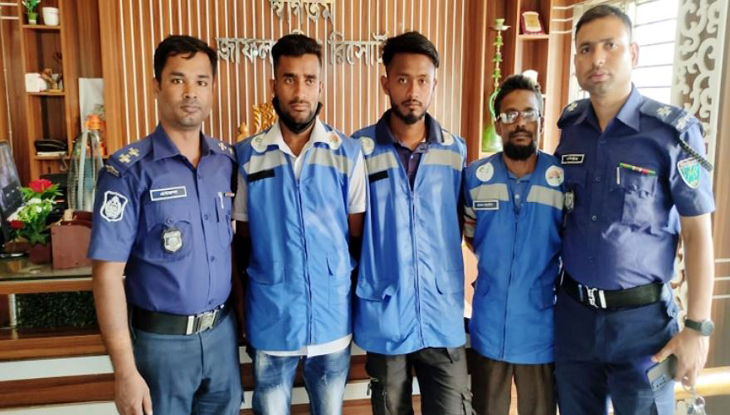 পর্যটকদের ওপর হামলাকারী ৫ স্বেচ্ছাসেবক আটক