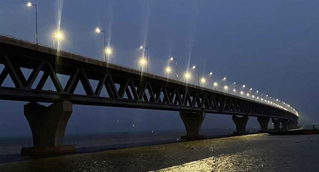 একসাথে ৪১৫টি বাতির ঝিলিক পুরো সেতুকে করেছে আলোকিত