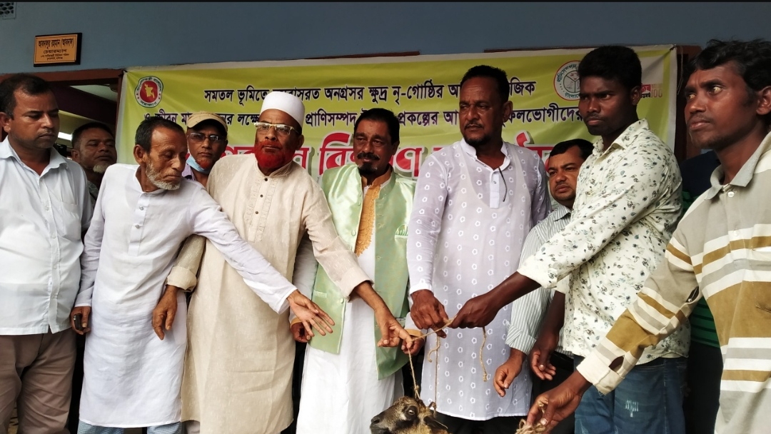 চুনারুঘাটে ক্ষুদ্র নৃগোষ্ঠীর মাঝে ভেড়া বিতরণ