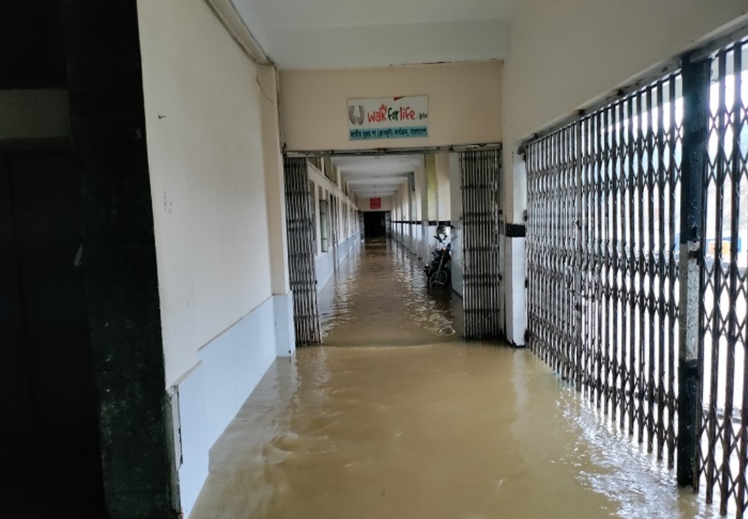 ওসমানী হাসপাতালেও বন্যার পানি, রোগীদের চরম দুর্ভোগ