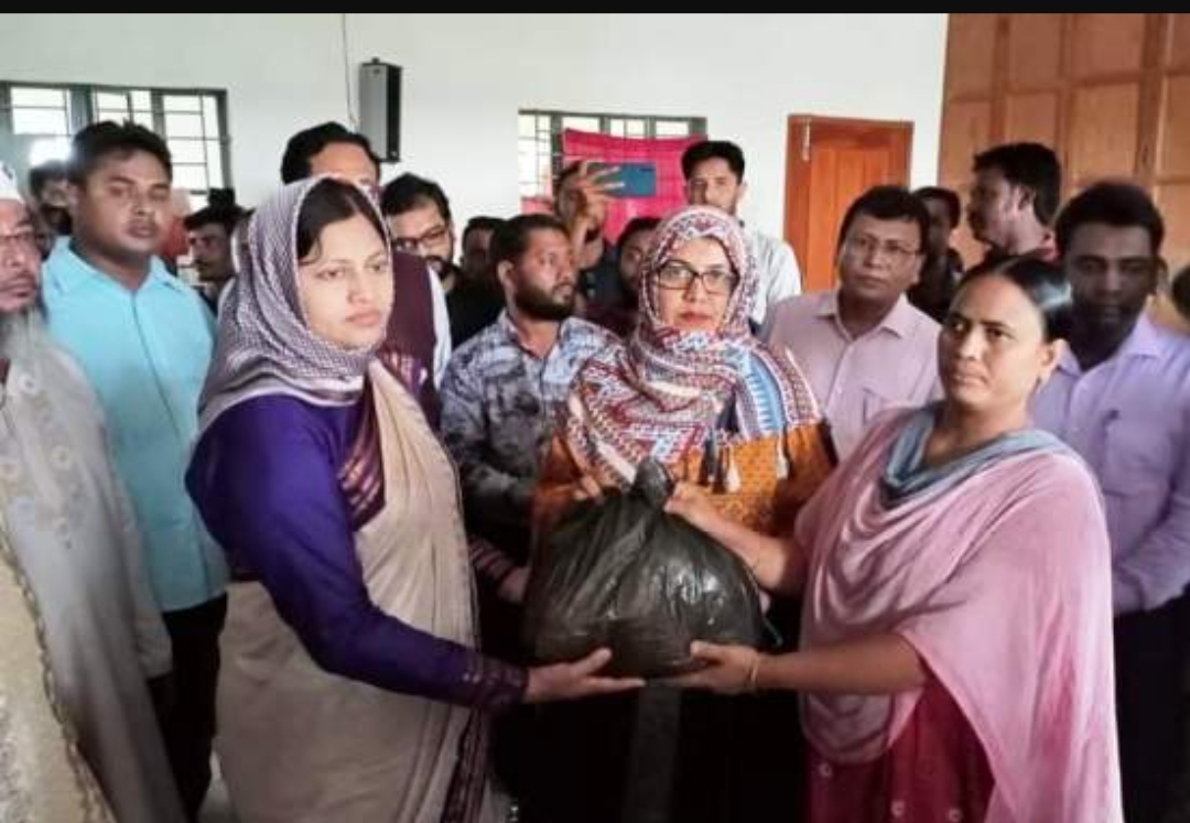 আজমিরীগঞ্জে বন্যার্ত মানুষের পাশে হবিগঞ্জের ডিসি