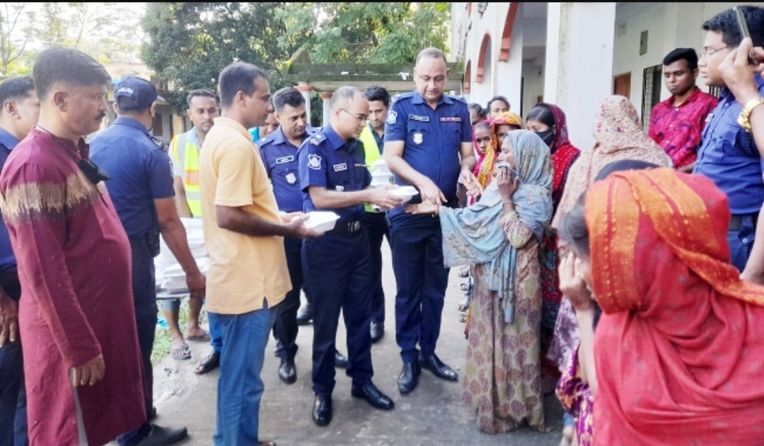 বিশ্বনাথে ২ হাজার বন্যার্তকে রান্না করা খাবার দিল পুলিশ