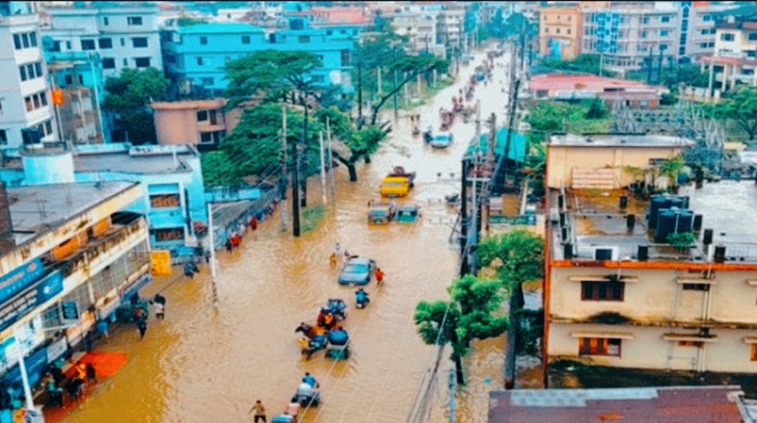 সিলেটে বন্যার পানি কমছে ধীরগতিতে : বাড়ছে দূর্ভোগ