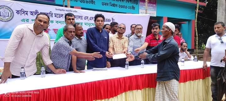 ফেঞ্চুগঞ্জে দুই শতাধিক বন্যার্ত দের মাঝে কাসিম আলী মডেল উচ্চ বিদ্যালয়ের ৯৮’ ব্যাচের শিক্ষার্থীরা