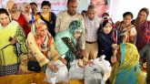 সিলেটে বন্যার্তদের মাঝে মহিলা দলের খাদ্য সামগ্রী বিতরণ