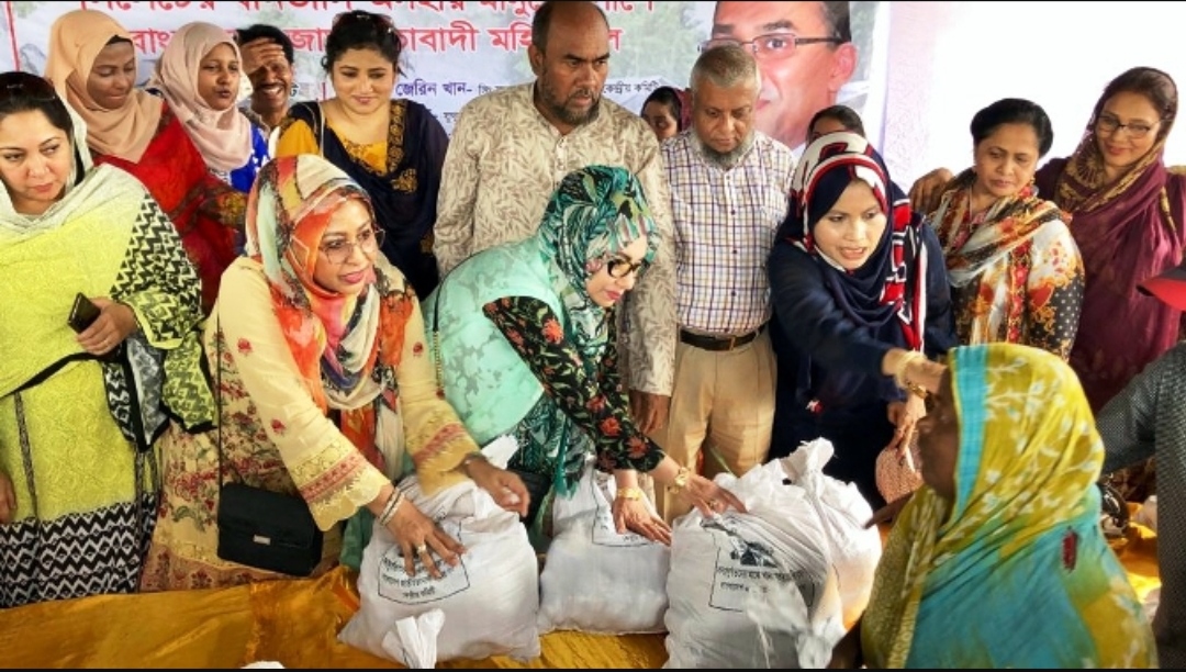 সিলেটে বন্যার্তদের মাঝে মহিলা দলের খাদ্য সামগ্রী বিতরণ
