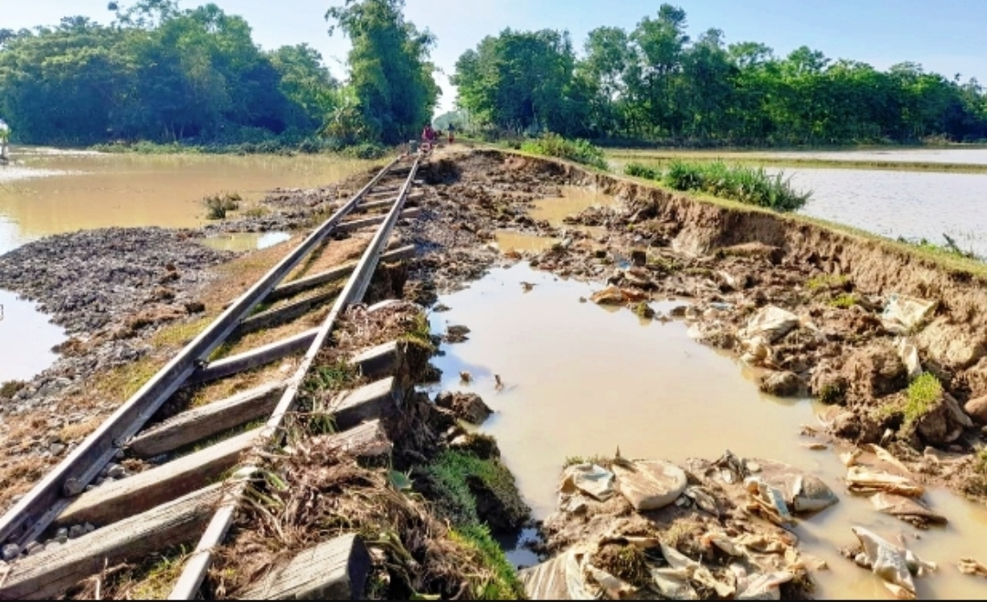 বন্যায় লণ্ডভণ্ড সিলেট-ছাতক রেলপথ, বন্ধ রেলযোগাযোগ