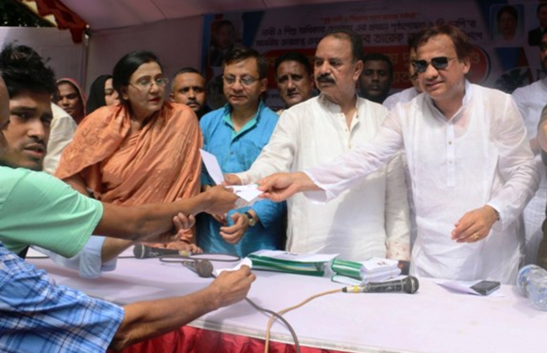 নারী ও শিশু অধিকার ফোরামের নগদ আড়াই লক্ষ টাকা বিতরণ