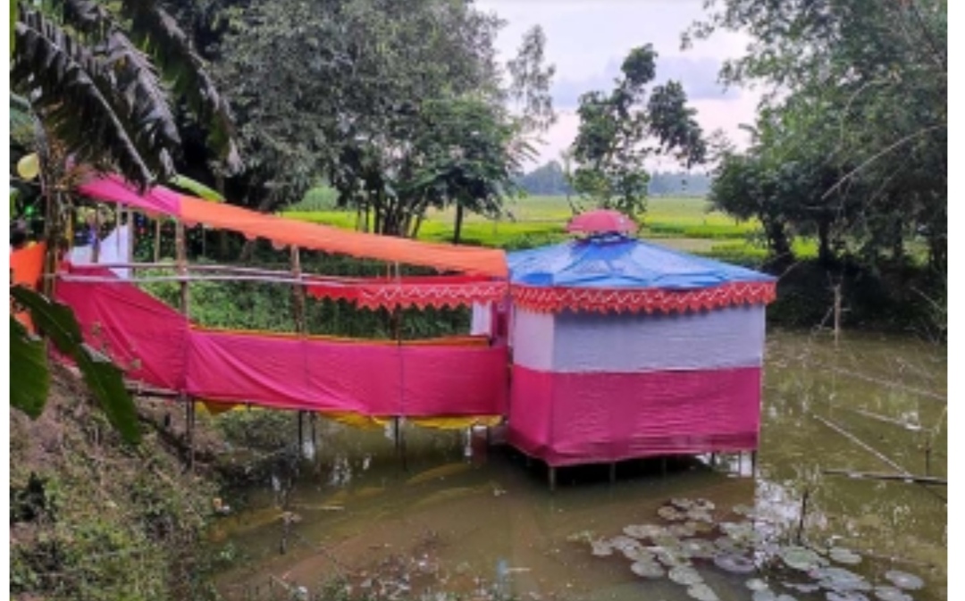 পুকুরের ওপর বাসরঘর, দেখতে এলাকাবাসীর ভিড়