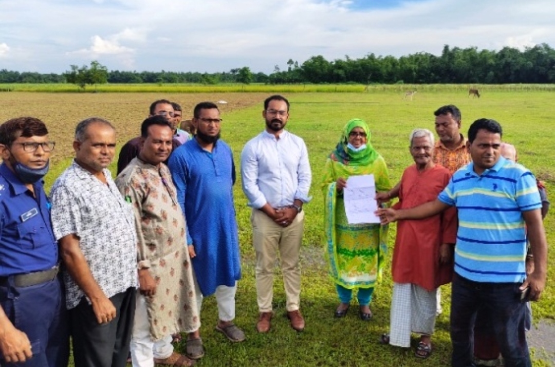 গৃহহীনদের বাড়ি তৈরিতে সরকারকে জমি দান করলেন কৃষক