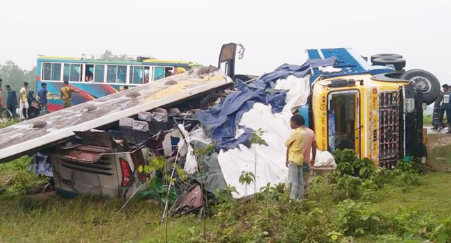 দিনাজপুরে বাস-ট্রাক সংঘর্ষ : চালকসহ নিহত ২