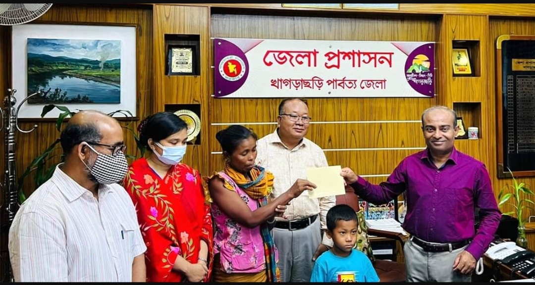 সন্তান বিক্রি করতে যাওয়া সেই মা পেলেন সরকারি সহায়তা