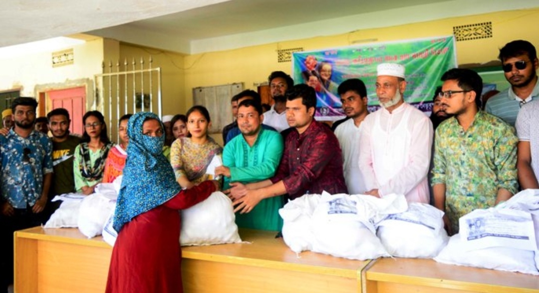 বন্যার্তদের মাঝে ত্রাণ বিতরণ করলো সিকৃবি ছাত্রলীগ