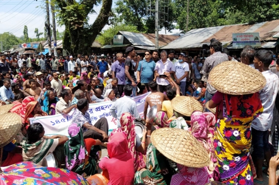 সিলেটে চা শ্রমিকদের বিমানবন্দর সড়ক অবরোধ
