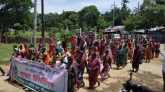 চা শ্রমিকদের আন্দোলনঃ শ্রমিকরা করছে বিক্ষোভ, নেতারা বৈঠকে