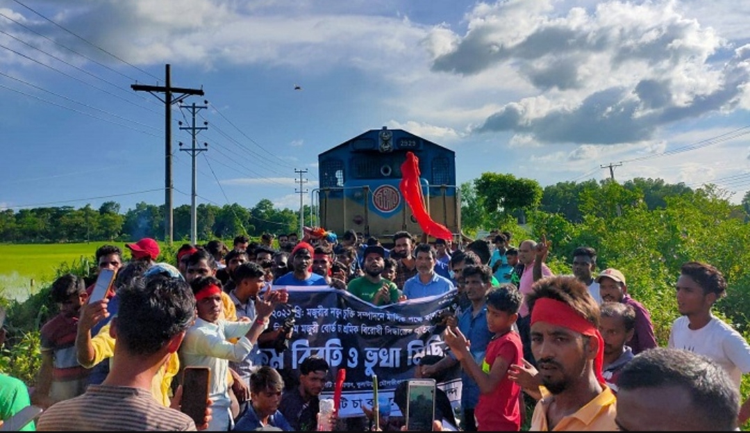 কুলাউড়ায় চা শ্রমিকদের রেল লাইন অবরোধ