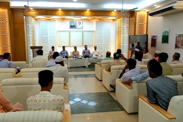 প্রশাসনের সঙ্গে বৈঠকে সিলেটের পরিবহন শ্রমিক নেতারা