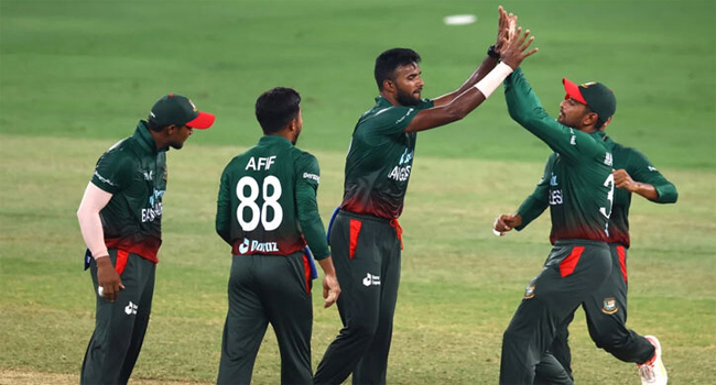 টাইগারদের দেওয়া ১৮৪ রানের লক্ষ্যে ব্যাট করছে শ্রীলঙ্কা