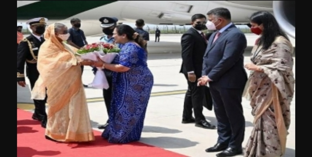 নয়াদিল্লিতে প্রধানমন্ত্রীকে লাল গালিচা অভ্যর্থনা