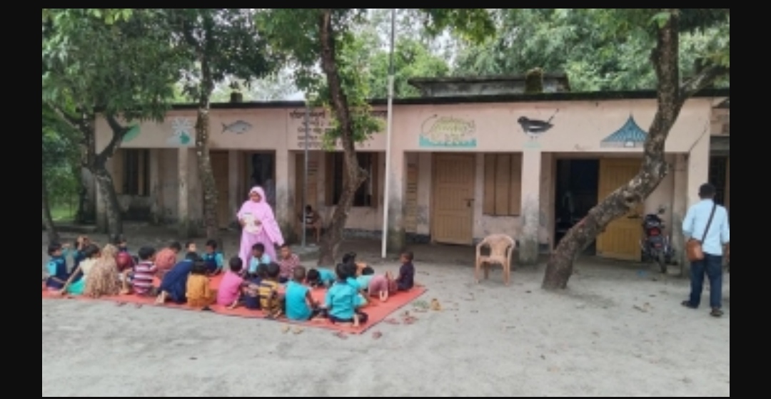 শ্রেণিকক্ষ দখল করেছেন যুবলীগ সভাপতি, মাঠে চলছে পাঠদান