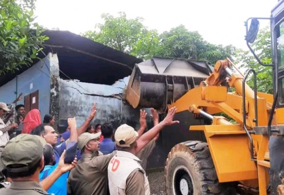 জাফলংয়ে টাস্কফোর্সের অভিযানে ২৮টি অবৈধ স্থাপনা উচ্ছেদ