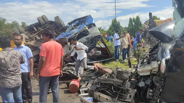 টাঙ্গাইলে বাস-মাইক্রোবাস সংঘর্ষে নিহত ৬, আহত ৪০
