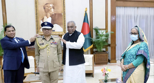 আইজিপি র‍্যাঙ্ক ব্যাজ পরানো হলো চৌধুরী আবদুল্লাহ আল-মামুনকে
