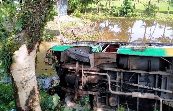 সুনামগঞ্জে যাত্রীবাহী বাস খাদে পড়ে নিহত ১