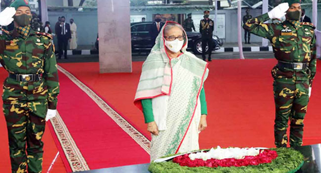 বঙ্গবন্ধুর প্রতিকৃতিতে প্রধানমন্ত্রীর শ্রদ্ধা