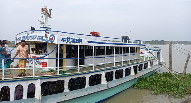 ভোলা-বরিশাল রুটে লঞ্চ ও স্পিডবোট চলাচল বন্ধ, লঞ্চ ভাংচুর আ’লীগের