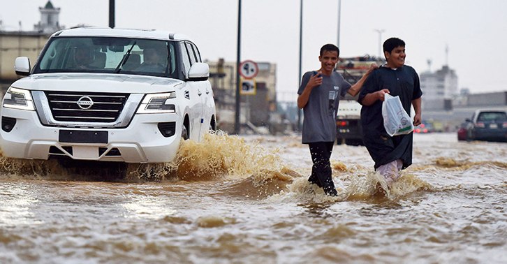 সৌদিতে প্রবল বৃষ্টির কারণে স্কুল বন্ধ, ফ্লাইট বাতিল